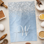 Linge De Cuisine Parties scintillant en argent brossé bleu Nom du m<br><div class="desc">Personnalisez facilement ce design chic et branché de serviettes de cuisine avec une jolie parties scintillant brillante en argent sur un arrière - plan métallique brossé bleu.</div>