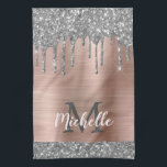 Linge De Cuisine Parties scintillant gris argent monogramme gouttes<br><div class="desc">Parties scintillant moderne en argent girly porte nom et serviette de cuisine monogrammée. Ce design présente des gouttes brillantes de parties scintillant gris argenté (gris) sur arrière - plan en métal brossé rose avec personnalisation monogramme initial et modèle de texte de prénom. Un cadeau féminin parfait. Veuillez noter que ce...</div>