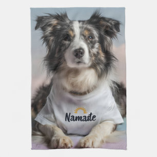 Linge De Cuisine Petit chien dans un T-shirt "Namaste" sur un Yoga
