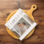 Linge De Cuisine Photo Collage Moderne & Meilleure Famille Jamais M<br><div class="desc">Présentez le cadeau de collage moderne Photo & Best Family Ever Text, une façon unique et personnalisée de célébrer l'amour et la joie de votre famille. Ce cadeau spécial combine la beauté d'un collage photo personnalisé avec un message sincère pour créer un souvenir mémorable qui sera chéri pour les années...</div>