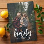 Linge De Cuisine Photo complète - Texte de la famille de scripts ve<br><div class="desc">Une façon amusante de capturer des souvenirs et de les partager en famille. Ajoutez une photo verticale et votre légende préférée pour faire un souvenir de vacances inoubliable.</div>