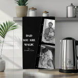 Linge De Cuisine Photo personnalisée 'Papa, tu es magique' Deux Pèr<br><div class="desc">Éclaircissez la cuisine avec nos serviettes de cuisine personnalisées "Papa, tu es magique" ! Ce design unique est composé d'un arrière - plan noir élégant, d'une photo chère de deux pères et du message sincère "Papa, tu es magique". Ajoutez une touche spéciale en la customisant avec le nom de vos...</div>