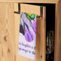 Pixie de bébé riant chevauchant un scarabée