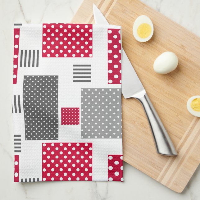 Linge De Cuisine Pneuka rouge gris patchwork sur arrière - plan bla (Quart Plié)