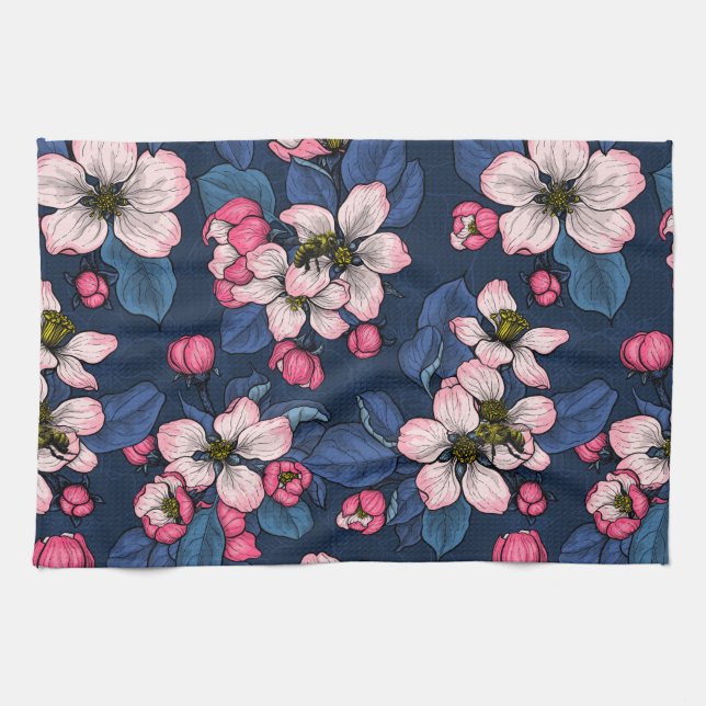 Linge De Cuisine Pomme fleurit sur un bleu foncé (Horizontal)