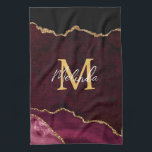Linge De Cuisine Porte en marbre rouge et or<br><div class="desc">Cette serviette de cuisine est ornée d'un élégant et glamour arrière - plan en marbre d'agate avec des détails de gemme de géode et des accents de parties scintillant faux or. Le monogramme combine écriture manuscrite et polices sans serif modernes pour un look élégant et sophistiqué. Cela fera le cadeau...</div>