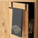 Linge De Cuisine Pub irlandais personnalisé<br><div class="desc">Ce design présente un logo ornemental de pub avec une tasse de bière mousseuse au centre. Le texte comprend une zone pour vous d'ajouter votre nom et votre année, mais vous pouvez personnaliser avec tout ce que vous voulez. Le logo du pub est imprimé sur un arrière - plan noir....</div>