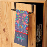 Linge De Cuisine Purple Fun Floral Motif Stylé Nom initial<br><div class="desc">Modèle Floral violet serviette de cuisine élégante avec nom. Ces serviettes de cuisine uniques sont un cadeau parfait pour célébrer un anniversaire, la retraite, l'anniversaire, la fête du ménage, un cadeau mariage, etc... Une façon amusante de célébrer n'importe quelle occasion. Associez-le avec une bouteille de vin et il fait un...</div>