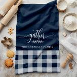 Linge De Cuisine Rassembler le contrôle de la marine et du buffle b<br><div class="desc">Ajoutez une touche de chaleur et de charme à votre cuisine avec cette serviette de cuisine Gather Fall Navy & White Buffalo Check. Doté d'un motif classique en plaid de buffle avec le mot "rassemblement" et d'un nom de famille personnalisable, cette serviette de cuisine est parfaite pour créer une atmosphère...</div>