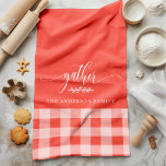 Linge De Cuisine Rassembler le corail d'automne et le Buffle blanc<br><div class="desc">Ajoutez une touche de chaleur et de charme à votre cuisine grâce à cette serviette de cuisine Gather Fall Coral & White Buffalo Check. Doté d'un motif classique en plaid de buffle avec le mot "rassemblement" et d'un nom de famille personnalisable, cette serviette de cuisine est parfaite pour créer une...</div>