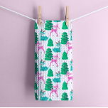 Linge De Cuisine Reindee de Noël vintage rétro en blanc<br><div class="desc">Ajoutez une touche de nostalgie fantaisiste à votre cuisine de vacances avec cette serviette de thé rétro pour rennes de noël. Dotée d'une charmante illustration de rennes aux couleurs pastel douces d'aquas, de verts et de roses, cette serviette apporte une ambiance ludique et festive à votre espace culinaire. Le design...</div>