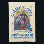 Linge De Cuisine RÉUNION FAMILIALE Chanukah Nom photo personnalisé<br><div class="desc">Souvenir élégant de serviette de cuisine pour HANOUKKA FAMILY REUNION avec PHOTO ET NOM PERSONNALISABLE. Méménite idéale de votre occasion spéciale en famille. Le design comprend des éléments populaires Chanukah, y compris dreidel, menorah, latke, et Star of David, en bleu et orange colorway. Téléchargez votre photo et personnalisez avec votre...</div>