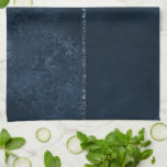 Linge De Cuisine Romance de la marine de minuit | Blue Satiny Grung<br><div class="desc">Donnez facilement à n'importe quelle chambre un lifting ou une nouvelle sensation pour un do-it-yourself de la maison rapide de la collection "Midnight Romance : Til Death Us Part" : Rich 90s inspiré grunge avec des damas en rose satiné aigu, velours luxueux, et faux garniture de parties scintillant dans des...</div>