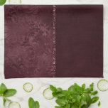Linge De Cuisine Romance Vin De Minuit | Dark Satiny Grunge Damask<br><div class="desc">Donnez facilement à n'importe quelle chambre un lifting ou une nouvelle sensation pour un do-it-yourself de la maison rapide de la collection "Midnight Romance : Til Death Us Part" : Rich 90s inspiré grunge avec des damas en rose satiné aigu, velours luxueux, et faux garniture de parties scintillant dans des...</div>