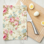 Linge De Cuisine Romantique rose Rose anglais sur jaune pâle<br><div class="desc">Joli et romantique motif floral féminin sans couture avec sprays de roses roses roses et fleurs bleues avec feuillage sauge sur arrière - plan jaune pastel pâle.</div>