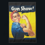 Linge De Cuisine Rosie Le Riveter : Spectacle d'armes !<br><div class="desc">Drôle design parodique basé sur la célèbre affiche 2ÈME GUERRE MONDIALE du domaine public "Rosie The Riveter" de J. Howard Miller.
Image: Rosie Le Riveter Texte : Spectacle d'armes !</div>