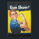 Linge De Cuisine Rosie Le Riveter : Spectacle d'armes !<br><div class="desc">Drôle design parodique basé sur la célèbre affiche 2ÈME GUERRE MONDIALE du domaine public "Rosie The Riveter" de J. Howard Miller.  
Image: Rosie Le Riveter Texte : Spectacle d'armes !</div>