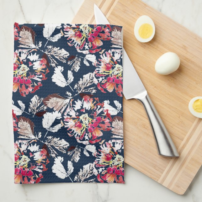 Linge De Cuisine Rouge, fleurs blanches sur bleu. (Quart Plié)