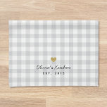 Linge De Cuisine Rustic Gold Heart et Soft Grey Buffalo Check<br><div class="desc">Conçu sur mesure dans une ferme rustique moderne style cuisine serviette à main avec design de nom sur motif à chevalet gris doux.</div>