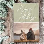 Linge De Cuisine Script Photo Personnalisé Famille Ami Joyeux Vacan<br><div class="desc">Script photo personnalisé Famille Ami Happy Vacances serviette de cuisine. Serviette de cuisine de vacances simple et moderne avec photo et écriture blanche tendance sur un arrière - plan vert olive vif. Ajoutez votre photo. Vous pouvez customiser le texte.</div>