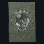 Linge De Cuisine Soldat de Camo militaire personnalisé : crâne et a<br><div class="desc">Conception personnalisée du crâne et des armes à feu pour soldat de Camo militaire. Personnalisé avec votre nom,  Texte personnalisé. Un cadeau parfait pour cette personne spéciale dans votre vie!</div>