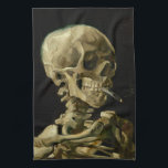 Linge De Cuisine Squelette avec cigarette brûlante | Vincent van Go<br><div class="desc">Skull of a Skeleton with Burning Cigarette (1886) de Vincent van Gogh est un tableau saisissant et non conventionnel qui présente un crâne humain avec une cigarette allumée entre ses dents. L'arrière - plan foncé améliore l'étourdissement de la figure squelettique, tandis que le petit panache de fumée ajoute un sentiment...</div>