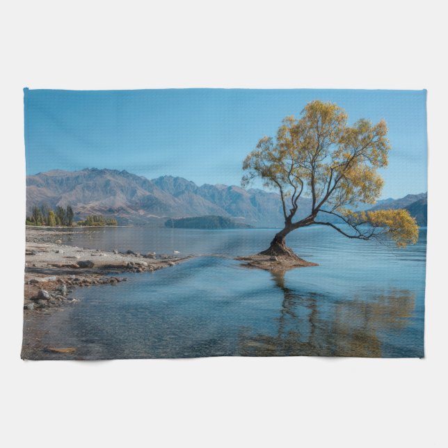 Linge De Cuisine Un arbre dans un lac (Horizontal)