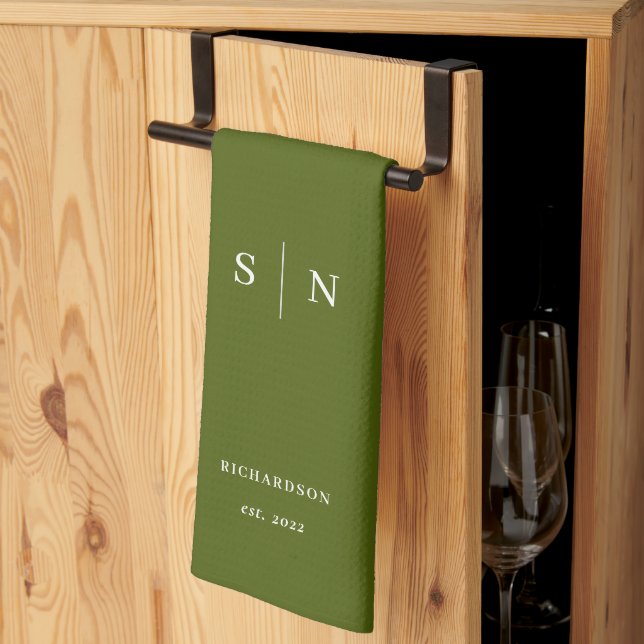 Linge De Cuisine Vert olive | Monogramme noir et date (Pliage en tiers)