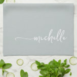 Linge De Cuisine Vert Sauge Monogramme Nom Calligraphie Script Or<br><div class="desc">Torse de cuisine personnalisé élégant et moderne minimaliste avec monogramme et signature en vert sauge. Caractérisé par un nom personnalisé dans une calligraphie (ou typographie) de police de caractères à queue enjolivée écrite à la main sur un fond de couleur vert sauge ou vert poussiéreux. Ceux-ci sont faciles à personnaliser....</div>