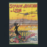 Linge De Cuisine Vintage voyage, Avions de l'aviation, Lyon, France<br><div class="desc">Illustration vintage Art de l'affiche européenne de voyage en France Semaine d'Aviation de Lyon,  1910. Par Charles Tichon avec un avion antique qui se produit lors d'un spectacle aérien comme une élégante dame regarde de son balcon fleuri avec vue sur Lyon,  la France et la Saône (affluent du Rhône).</div>