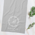 Linge De Cuisine Wagons d'hiver Nom de famille Monogramme Gris<br><div class="desc">Serviette de cuisine personnalisée avec monogramme personnalisé encerclé dans la couronne botanique blanche d'hiver.</div>