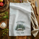 Linge De Cuisine Watercolor Winter Pine Forest Cabine de famille<br><div class="desc">Cette serviette de cuisine familiale et cabine personnalisée est décorée d'une aquarelle rustique avec un cabine niché dans les bois,  avec des pins enneigés.</div>