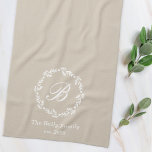 Linge De Cuisine Wirlande d'hiver Nom de famille Monogram Beige<br><div class="desc">Serviette de cuisine personnalisée avec monogramme personnalisé encerclé dans la couronne botanique blanche d'hiver.</div>