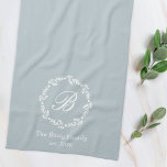 Linge De Cuisine Wirlande d'hiver Nom de famille Monogramme Monogra<br><div class="desc">Serviette de cuisine personnalisée avec monogramme personnalisé encerclé dans la couronne botanique blanche d'hiver.</div>