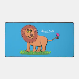 Lion joyeux avec dessin animé de papillon
