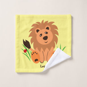 Lion mignon dans l'herbe avec coccinelle, coutume