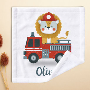 Lionceau mignon sur un camion de pompiers Personna
