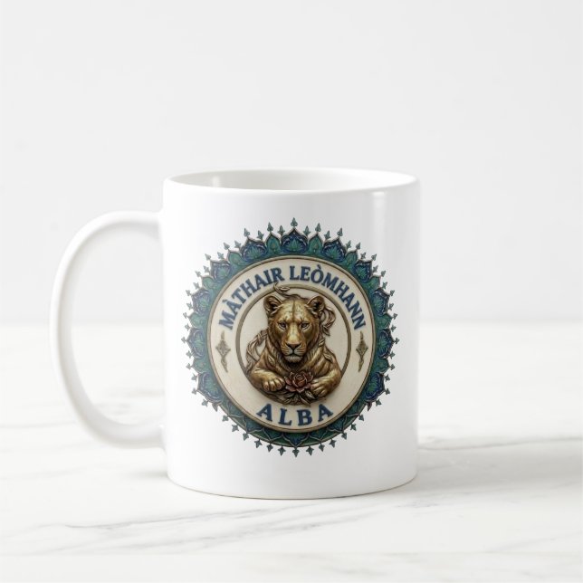 Lionne mère. Tasse de café Écosse (Gauche)
