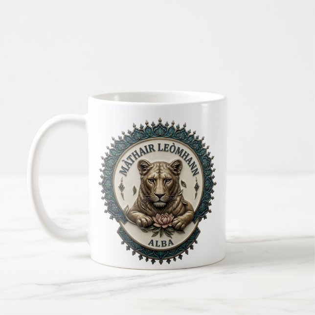Lionne mère. Tasse de café Écosse (Gauche)