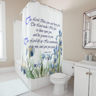 L'iris bleu fleurit bénissant le rideau en douche