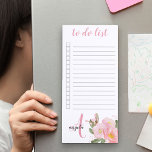 Liste des fleurs roses monogrammes à faire<br><div class="desc">Un joli bloc-notes magnétique à personnaliser avec votre monogramme. Le modèle est configuré pour que vous puissiez ajouter votre nom et votre initiale (mais vous pouvez laisser l'une ou l'autre section vide si vous préférez juste avoir l'une ou l'autre). Ce design floral présente des fleurs d'aquarelle rose avec du feuillage...</div>