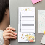 Liste des pêches et des fleurs d'or monogrammes à<br><div class="desc">Un joli bloc-notes magnétique à personnaliser avec votre monogramme. Le modèle est configuré pour que vous puissiez ajouter votre nom et votre initiale (mais vous pouvez laisser l'une ou l'autre section vide si vous préférez juste avoir l'une ou l'autre). Ce design féminin est composé de pêches, de fleurs jaunes et...</div>