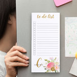 Liste Monogramme de fleurs roses et d'or à faire<br><div class="desc">Un joli bloc-notes magnétique à personnaliser avec votre monogramme. Le modèle est configuré pour que vous puissiez ajouter votre nom et votre initiale (mais vous pouvez laisser l'une ou l'autre section vide si vous préférez juste avoir l'une ou l'autre). Ce design féminin est composé de fleurs roses et d'or avec...</div>