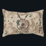 Lit Pour Animaux Bouclier Maccabee du désert et oreilles<br><div class="desc">Un style militaire brun "sobre" représentant un bouclier de Maccabee et deux lances sur un arrière - plan de camo dans le désert. Le bouclier est orné d'un lion et d'un texte lisant "Yisrael" (Israël) dans l'alphabet paléo-hébreu. Le texte hébreu "Maccabee" apparaît également. Ajoutez le nom de votre chien. Les...</div>