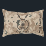 Lit Pour Animaux Bouclier Maccabee du désert et oreilles<br><div class="desc">Un style militaire brun "sobre" représentant un bouclier de Maccabee et deux lances sur un arrière - plan de camo dans le désert. Le bouclier est orné d'un lion et d'un texte lisant "Yisrael" (Israël) dans l'alphabet paléo-hébreu. Le texte hébreu "Maccabee" apparaît également. Ajoutez le nom de votre chien. Les...</div>