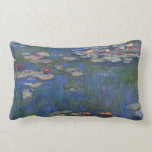 Lits d'eau MONET 1916 Oreillers à jet d'accent<br><div class="desc">Claude Monet, peintre impressionniste français, peint ces Water Lilies — 1916, à l'origine comme une peinture à l'huile sur toile inspirée de son propre jardin au début du 20ème siècle en France. Etant âgé de 76 ans lorsqu'il peignit cette création d'étang de nénuphars, les cataractes de Monet progressaient et changeaient...</div>
