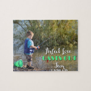 Little Boy pêchant moulant le puzzle de crainte