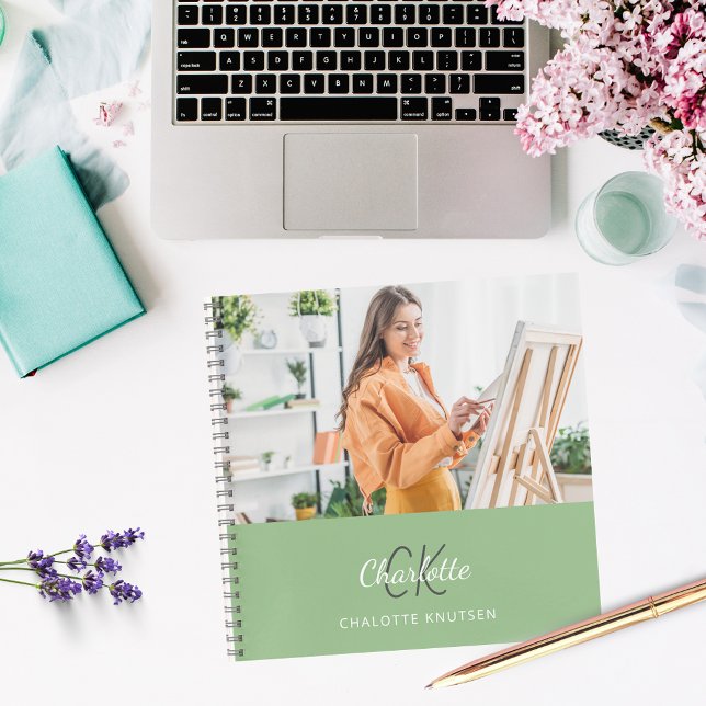 Livre de croquis photo sauge vert monogramme (Créateur téléchargé)