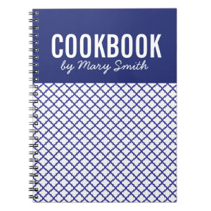 Livre de cuisine bleu avec le carnet fait sur