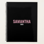 Livre de rendez-vous moderne rose et noir<br><div class="desc">Un design chic rose et noir avec typographie moderne. Un cadeau idéal pour toute personne qui adore le rose. Un cadeau parfait pour les enfants et les adultes. Décor de baby shower idéal, présent pour un anniversaire, Noël, retour à l'école ou toute autre occasion spéciale.</div>